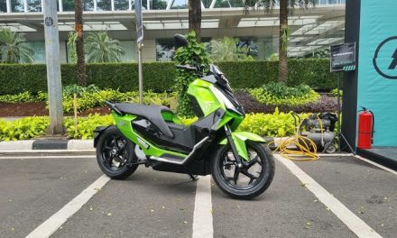 Kelebihan Motor Listrik Ini Membuat Pengendara Motor Bensin Iri