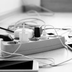 3 Risiko Berbahaya Ketika Tidak Mencabut Charger Ponsel